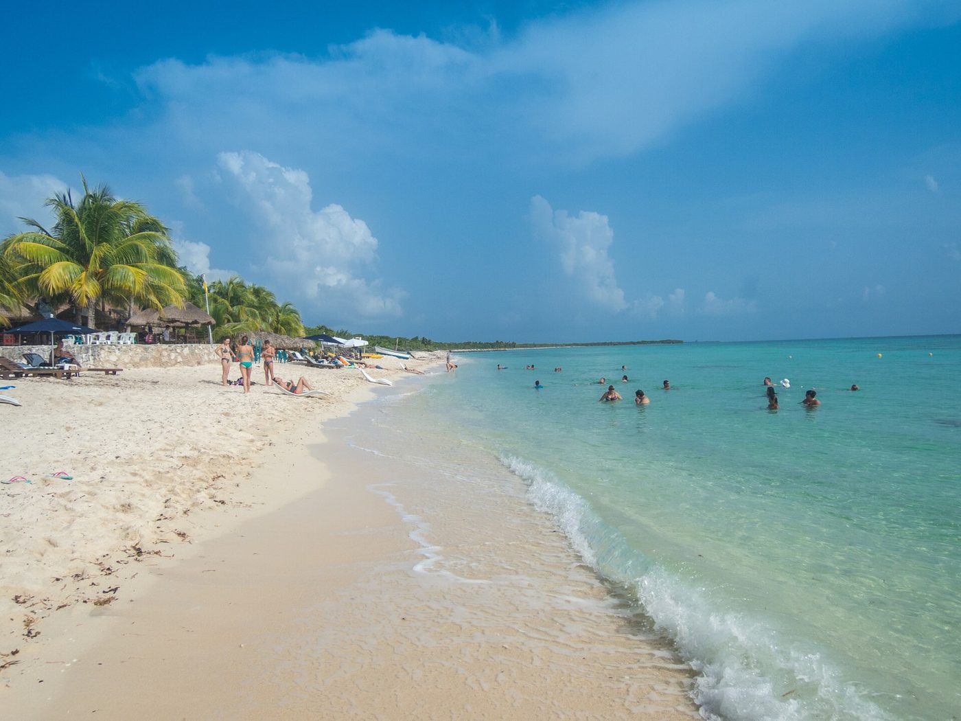 West-coast Cozumel beach with clear turquoise water and palm trees — representative shoreline for cruise beach days (Wikimedia Commons)